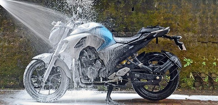 Rửa xe máy