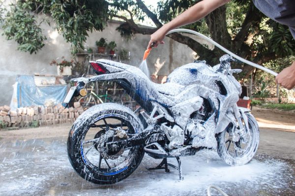 rửa xe máy bọt tuyết