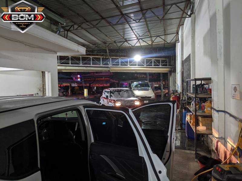 Chăm sóc xe hơi mùa mưa đúng cách sẽ loại bỏ bụi bẩn và vết trầy xước