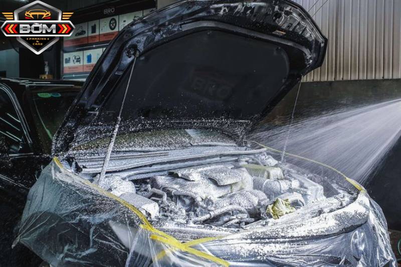 Có nên rửa khoang máy ô tô không? Lưu ý quan trọng