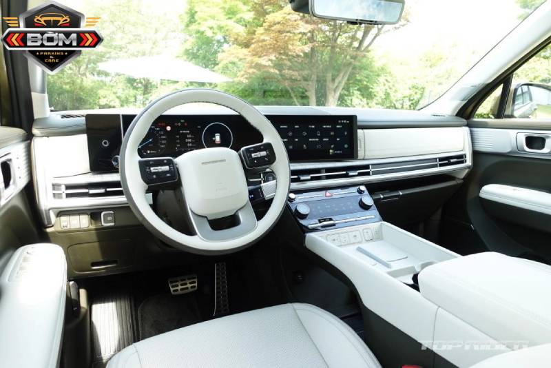 Kiểm tra tình trạng nội ngoại thất trước khi tiến hành nhận xe
