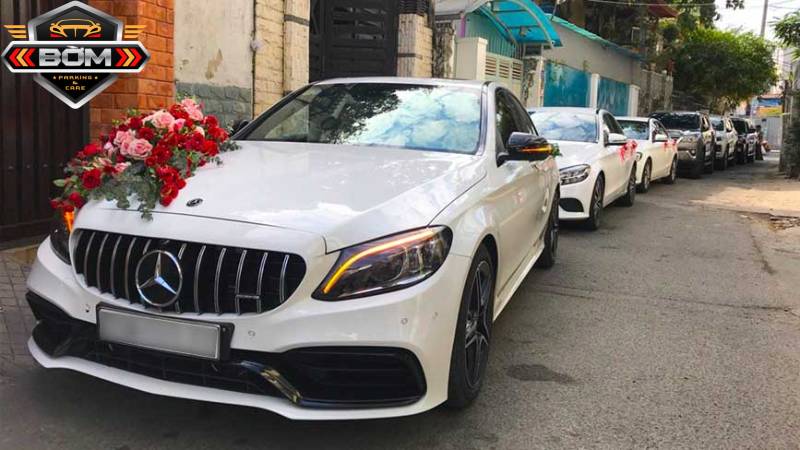 Tạo điểm nhấn ấn tượng cho ngày cưới với chiếc xe Mercedes