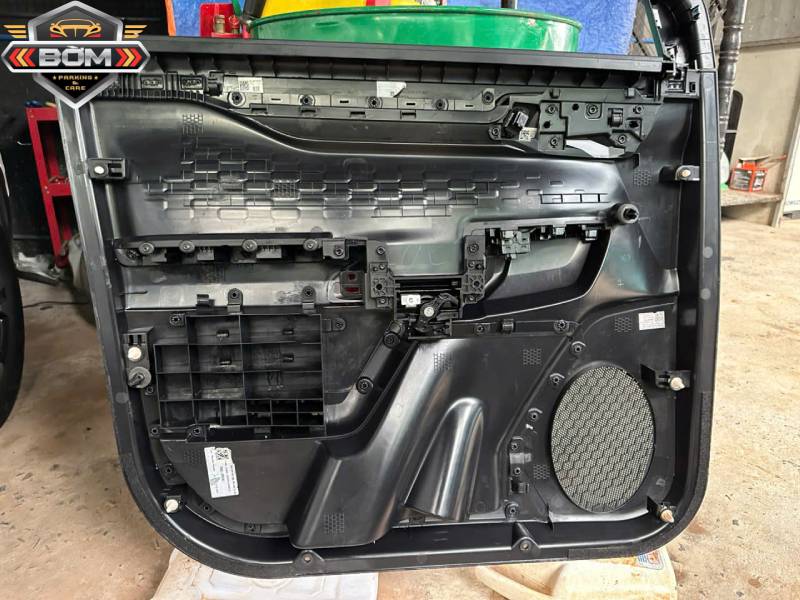 Vệ sinh Tapli cửa: Đánh bay mùi lạ, bảo vệ nội thất xe tại Bờm Auto