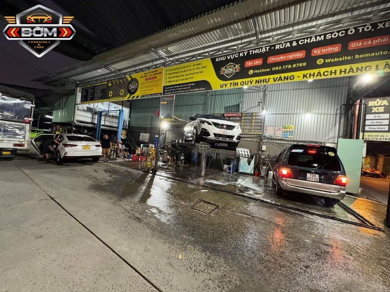 Tiến hành vệ sinh tổng thể cho xe ô tô